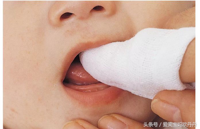 宝宝长牙哭闹有什么好的方法,宝宝长牙哭闹安抚