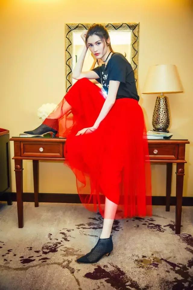 全新的MissDior吸引王珞丹何穗是因为……