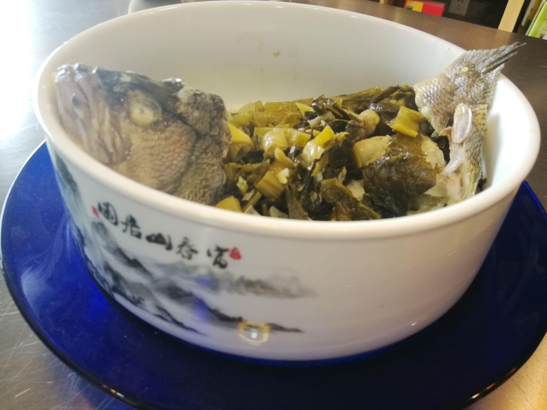 正宗酸菜鲈鱼的做法步骤视频,鲈鱼酸菜水煮鱼片的家常做法