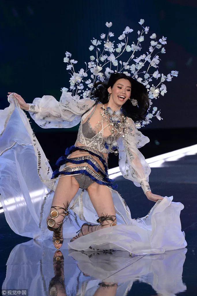 奚梦瑶摔倒全民围观，维密大秀和它的商业游戏