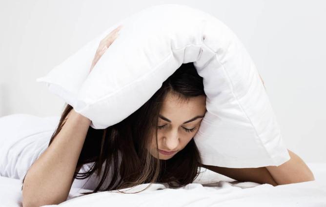 明明很困却睡不着吃什么中药好,明明很困却睡不着想玩手机