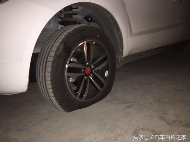 自己换轮胎螺丝拧多紧合适,换备胎螺丝拧下来了轮胎卸不下来