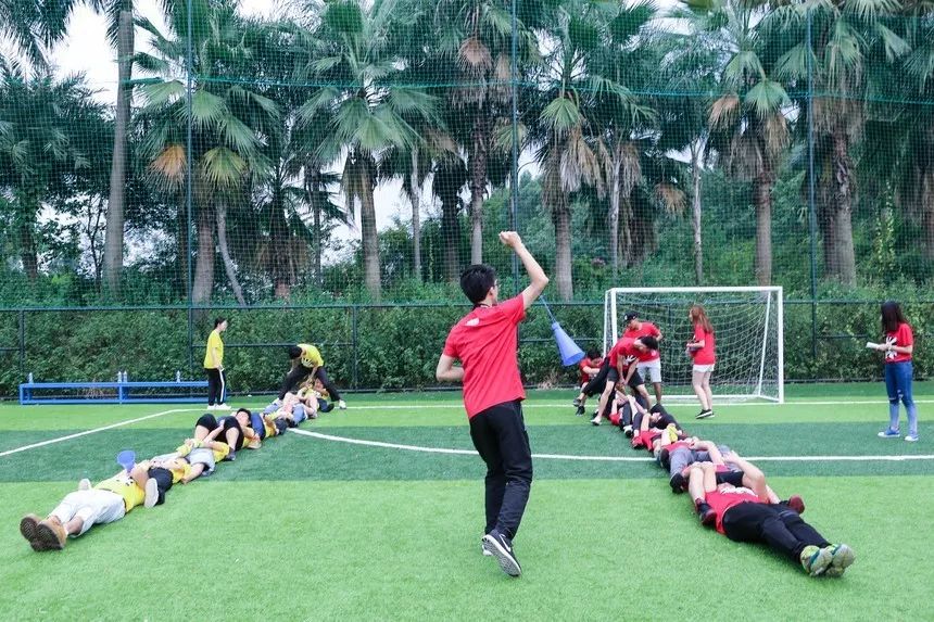 这运动会有毒！穿别人裤裆还很开心