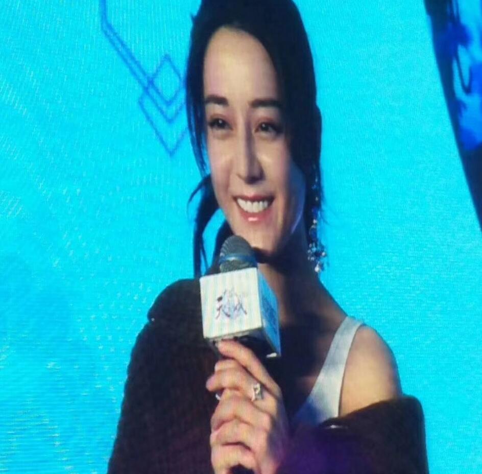 迪丽热巴直播无名指戴戒指,迪丽热巴戴戒指