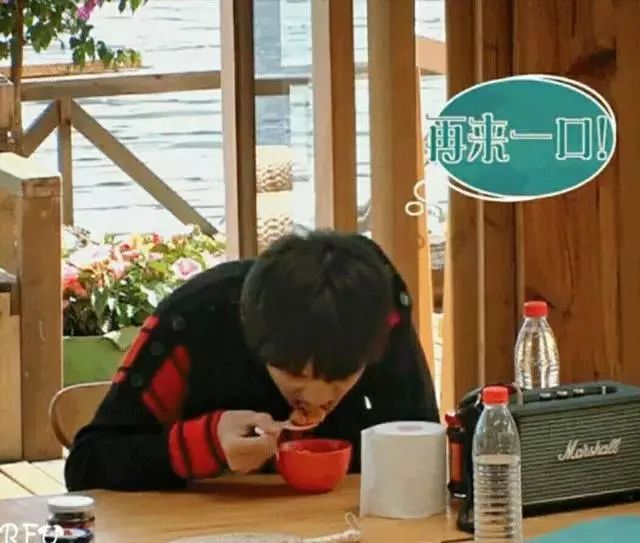 刘昊然谭松韵同款校服,刘昊然同款中戏校服