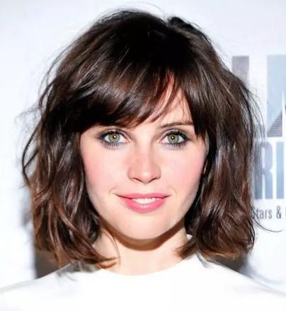 适合40-50岁圆脸中长发发型,适合圆脸微胖女生发型中长卷发