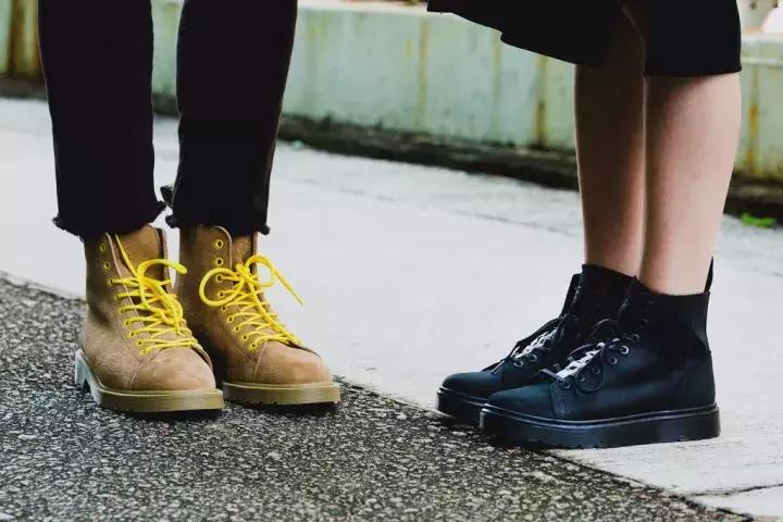 这双靴子一旦穿上就会“中毒”