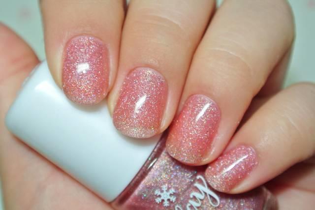 适合夏天显白的指甲油,显白大气夏款指甲油颜色推荐