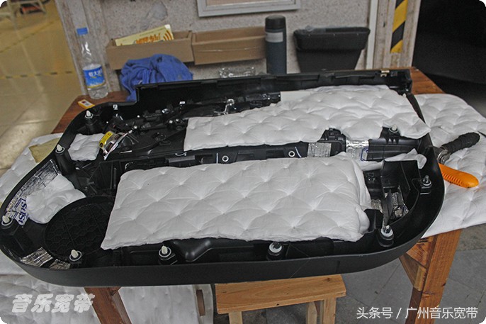 捷豹xj门板异响,捷豹xj门板喇叭发出滴滴声音