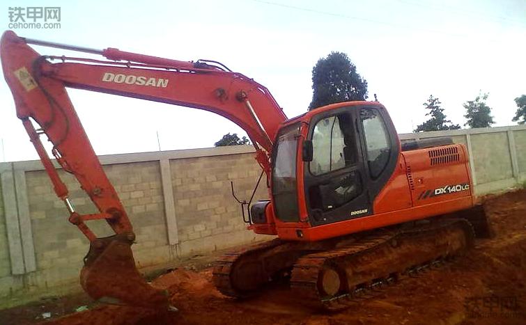 我在非洲开挖机,4：挖机坏了没法修，时刻提防被抢劫