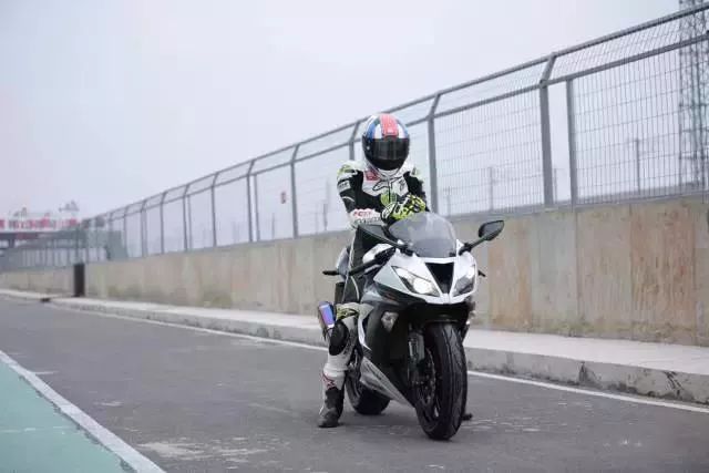 摩托车轮胎的太重要:倍耐力、CST、象牌街道级轮胎大对比