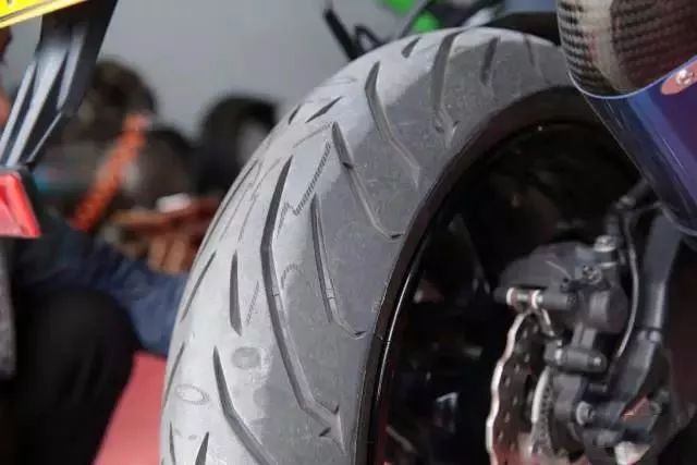 摩托车轮胎的太重要:倍耐力、CST、象牌街道级轮胎大对比