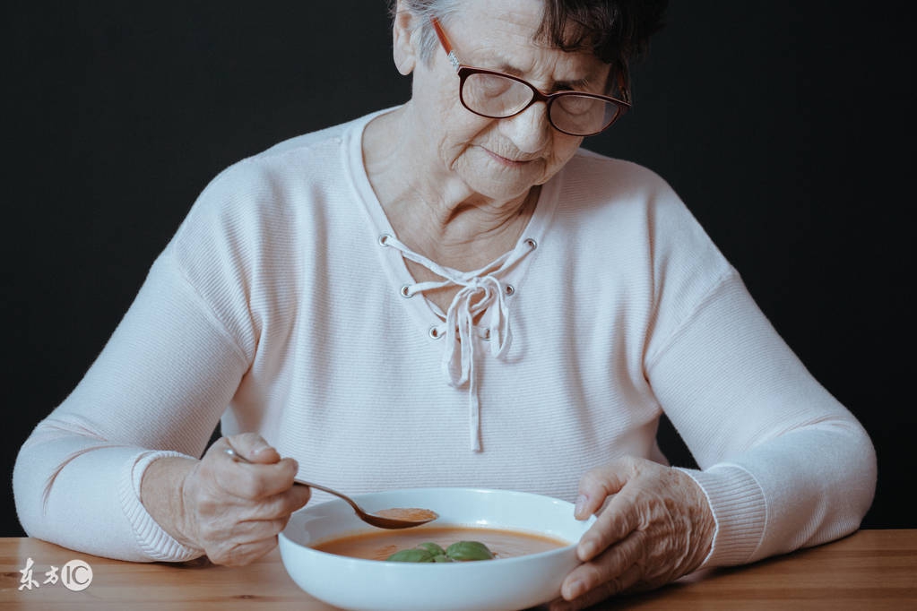 食欲不振不想吃饭有几种原因,一直不饿不想吃饭没食欲是什么病