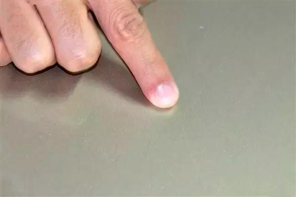 爱车有轻微划痕怎么处理,爱车有轻微的擦痕怎么办