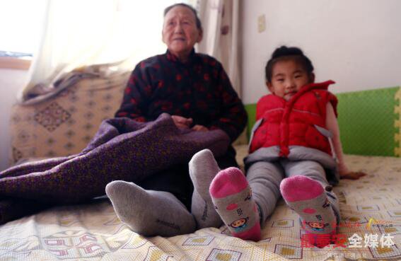 裹脚老人三寸金莲修脚视频,看望93岁裹脚老奶奶