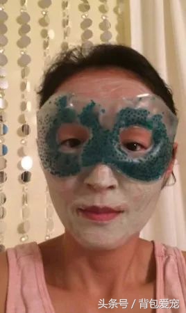 狗与面膜不可兼得，看到主人敷面膜...汪星人夺门而逃！