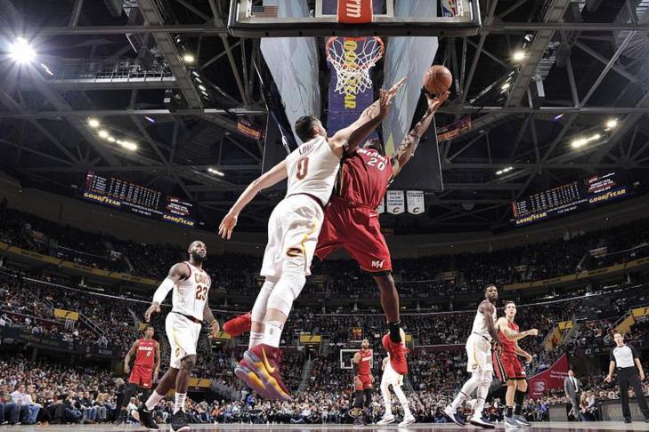 詹姆斯落后27分大逆转骑士,19分钟轰下33分