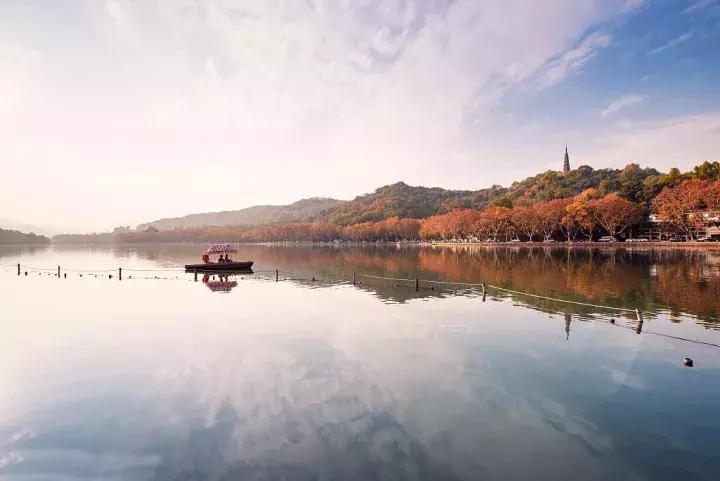借得一把西湖伞，莫负江南雨一蓑