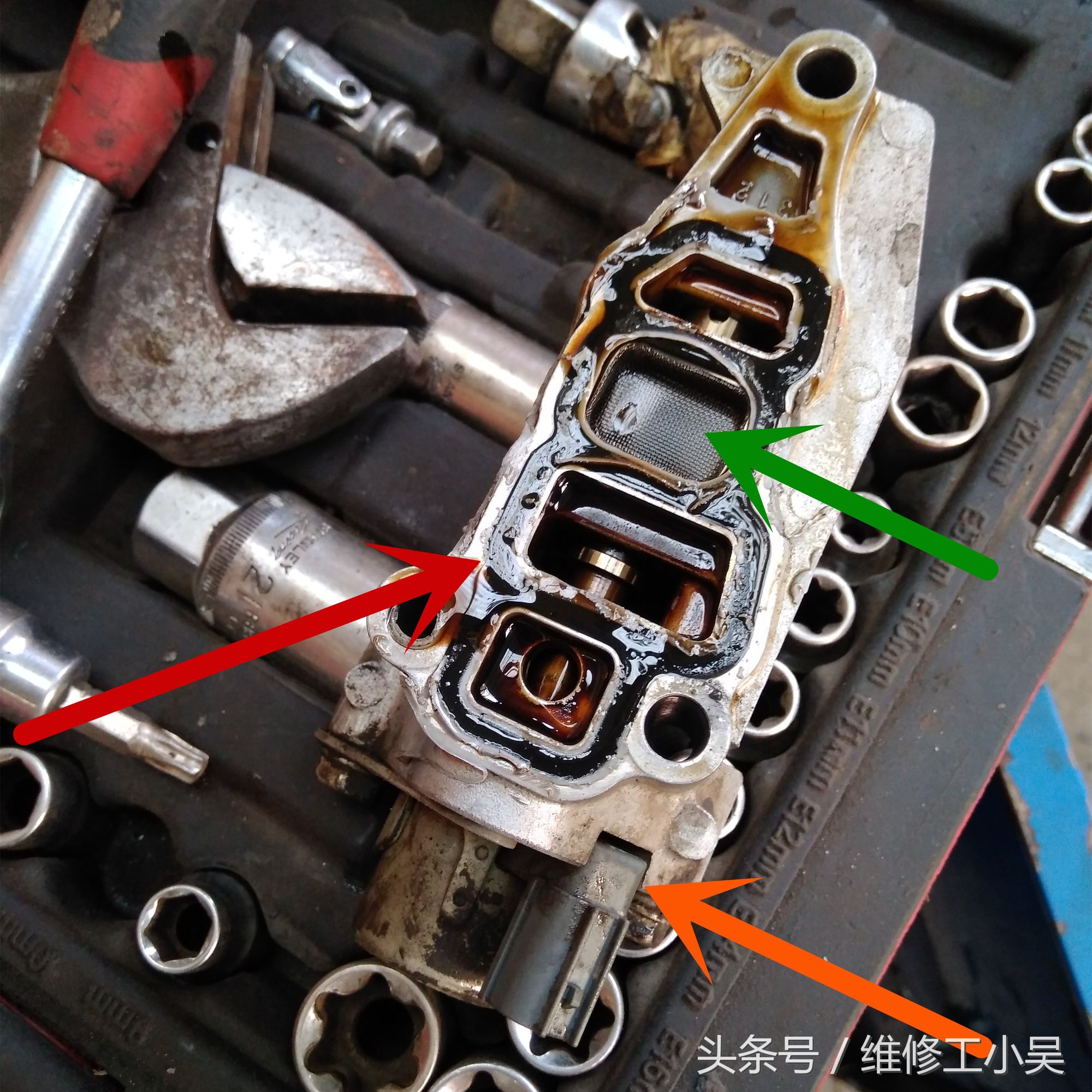 老本田雅阁的发动机漏机油，这又是一个小小的密封圈引起的故障！