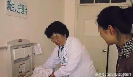 婴儿尿布上出现小血块,出生七天的宝宝尿布上有血