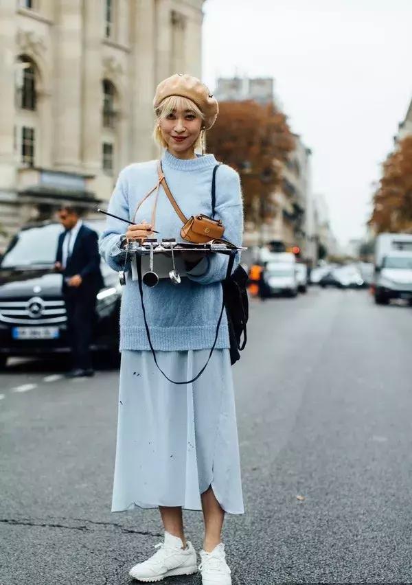 冬天纯色毛衣的高级穿搭,秋冬人手一件的毛衣怎么穿更好看