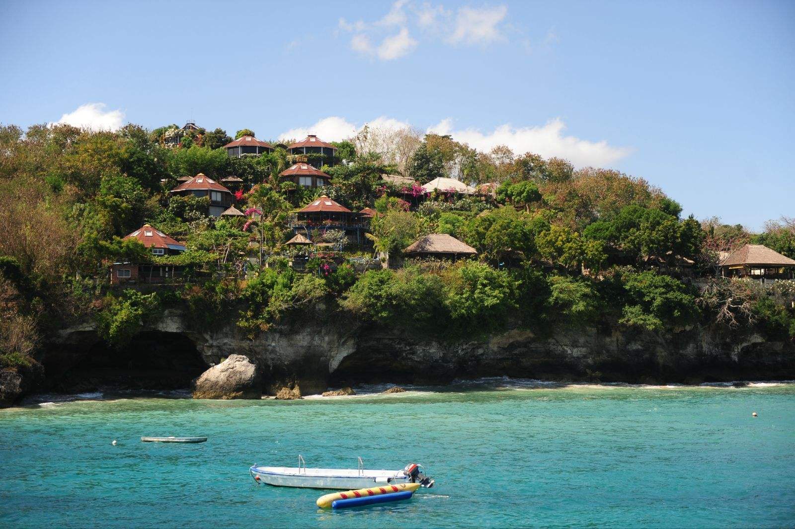 蓝梦岛是巴厘岛的一座离岛，媲美马代的风景，发现不一样的印尼