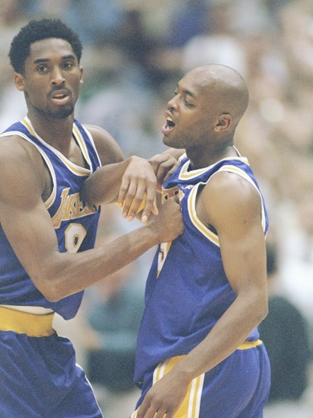 那些年科比单挑詹姆斯,回顾那些年科比的黑肘