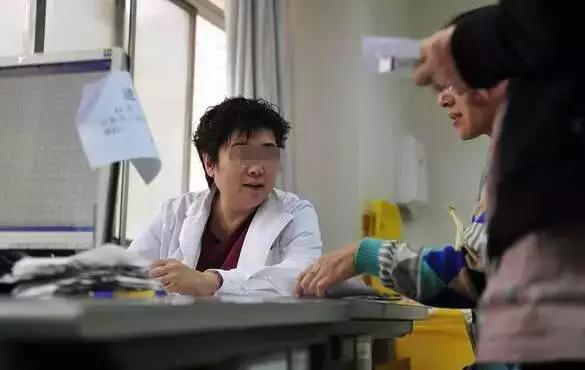 剖腹产后32天伤口出血,剖腹产35天伤口渗黄水