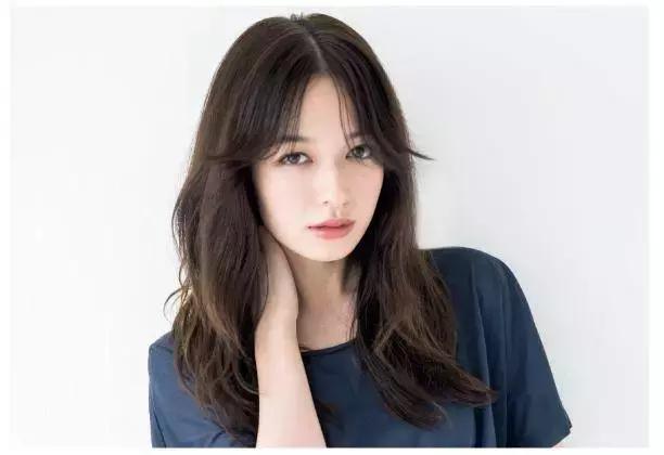 刘海半长不短简单处理视频,刘海特别短怎么拯救不用假发