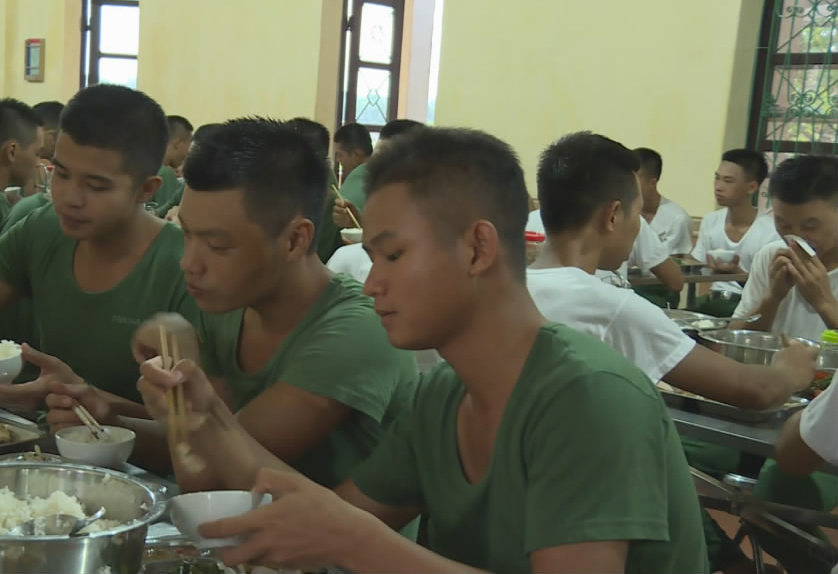 吃咋样？丰盛，健康，营养。舌尖上的保障，越南*队军**做得到，为啥