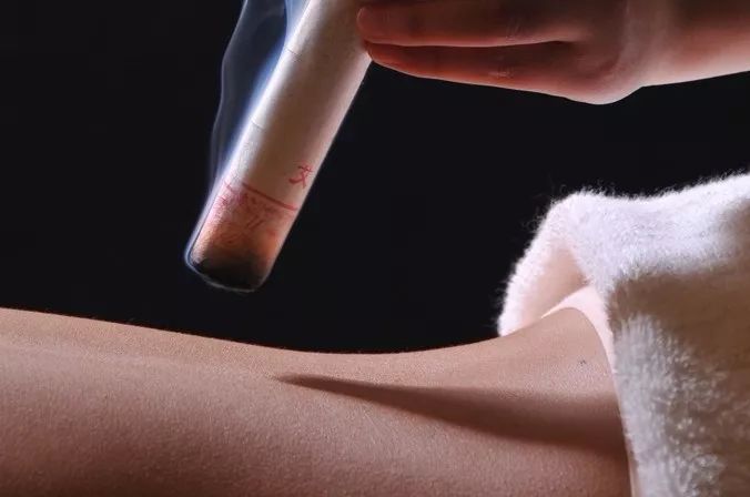 艾灸出水泡破了可以抹点艾灰吗,如何避免艾灸起水泡