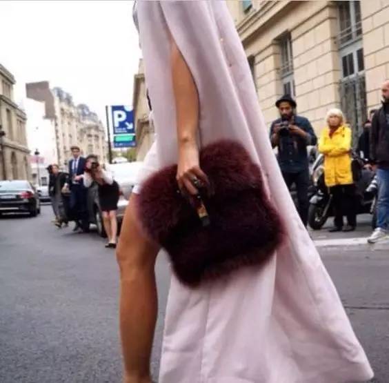 冬天的包包没点毛还能叫时髦?