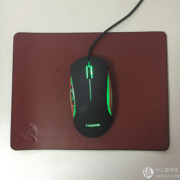 照片还是那个苍姐姐,但陪撸的鼠标却更”色”了I-ROCKSIM6幻彩翼评测,附苍姐签名照