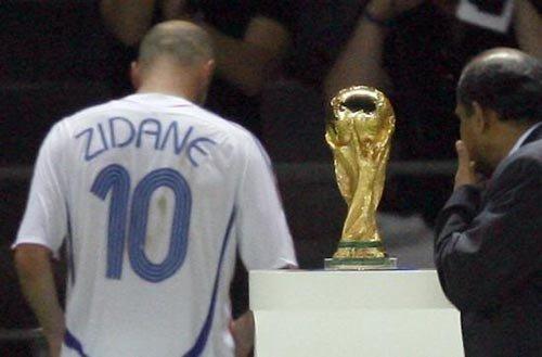 生活中他是一个凡人，足球场上他却是个神话！