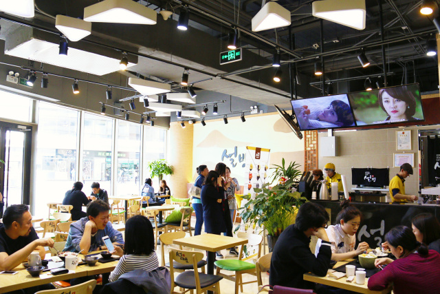 拿着蛋筒冰淇淋视频,手拿冰淇淋原视频