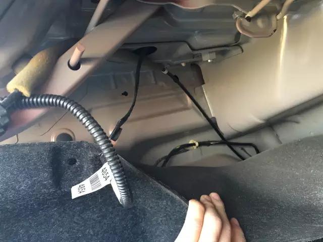 惊悚！租车旅行，竟然租到事故车，居然连机舱、底盘都撞过！