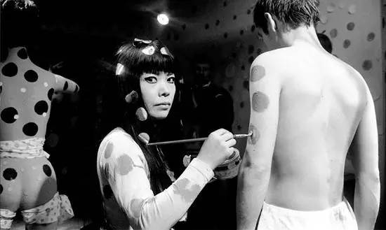 她是草间弥生，幻想症患者，也是世界著名前卫艺术家