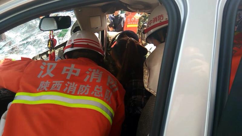 面包车撞树被卡,汉中面包车撞小轿车