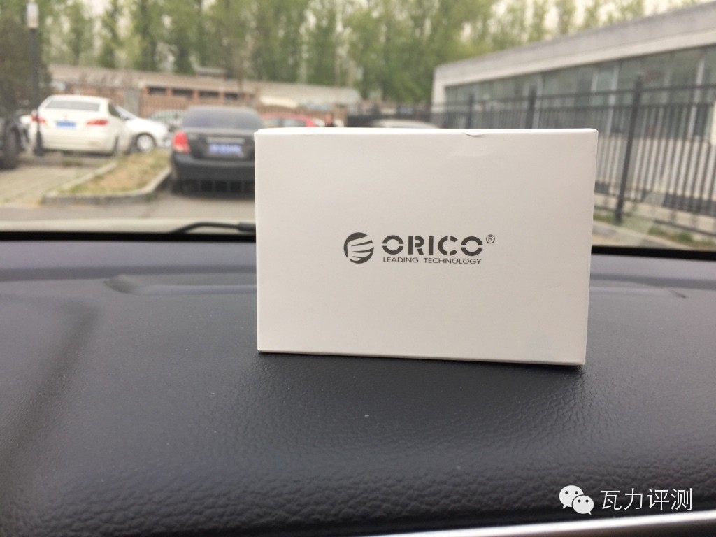 奥睿科QC2.0车载3口USB充电器评测