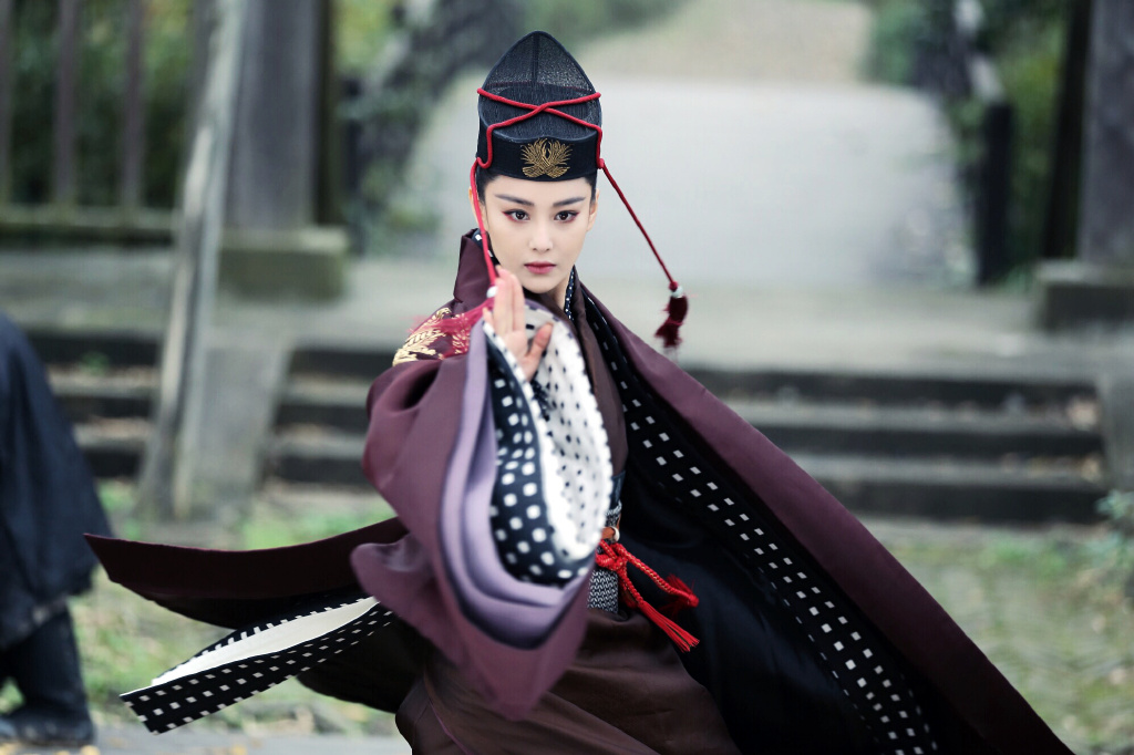 张馨予摔跟头,张馨予被扔鸡蛋