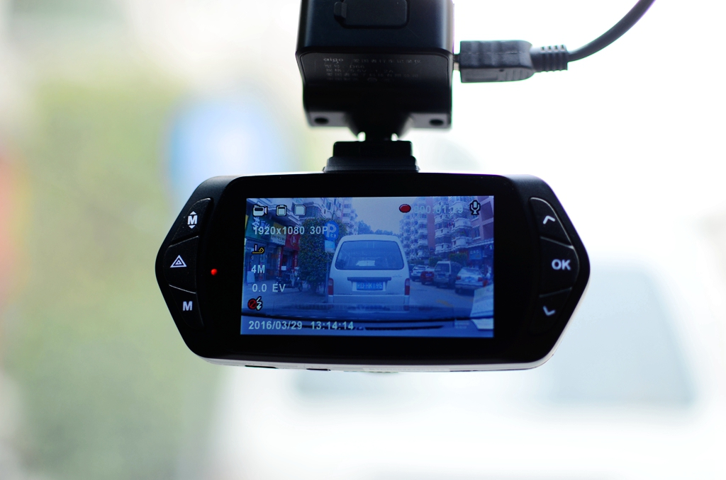 道路瞬息万变记录无时无刻爱国者aigoD66行车记录仪