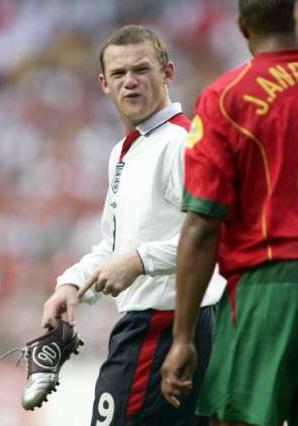 足球防守是防人还是防球,足球场上防左脚队员怎么防守