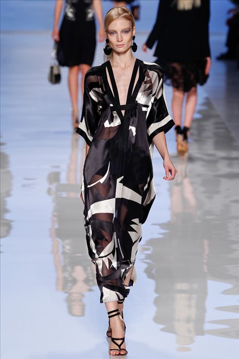 影响服装廓形的重要部位,影响服装颜色的因素