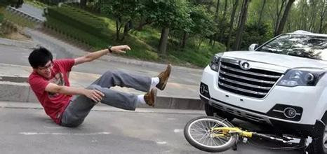 开车撞人后怎么赔偿,开车撞护栏怎么赔偿