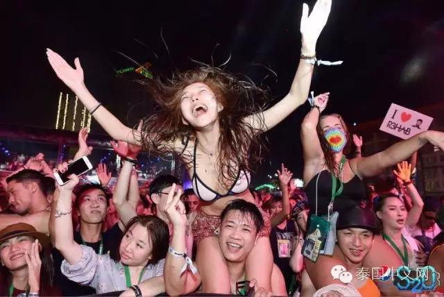 泰国泼水节中国游客,万人空巷的泰国泼水节