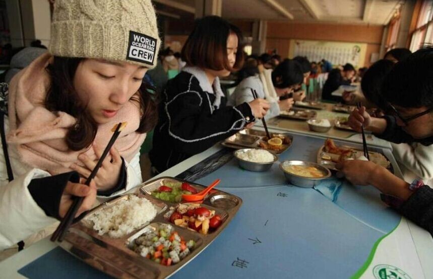 高校食堂灵魂料理大测评：西芹炒草莓，西瓜炖冬瓜