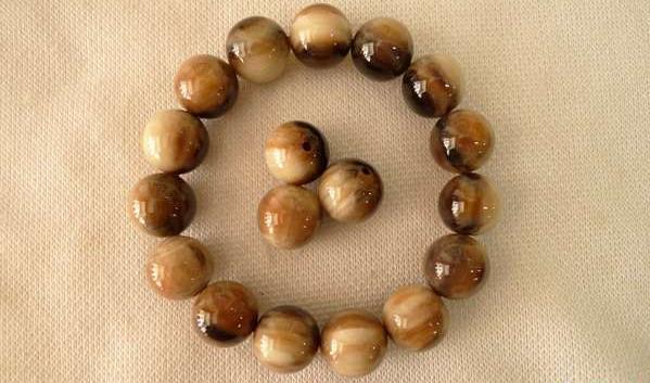 养牛的亲戚送了些牛角,这回非要做串牛角手串玩玩!