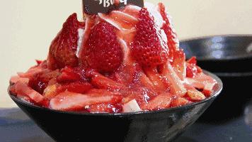 拿着蛋筒冰淇淋视频,手拿冰淇淋原视频