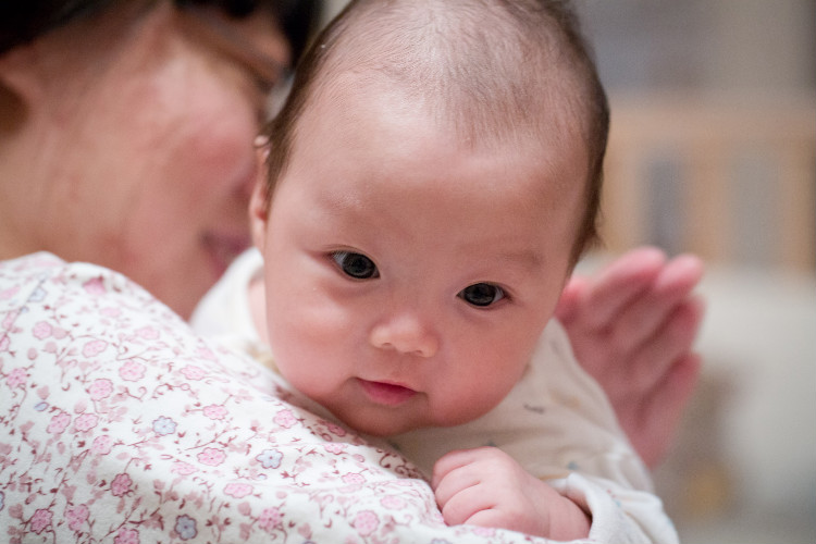 婴儿吃完奶打嗝后吐奶,婴儿经常吐奶打嗝咳嗽