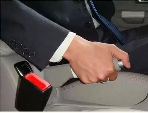 开车突然闻到汽油味,开车时闻到一股焦糊味怎么回事